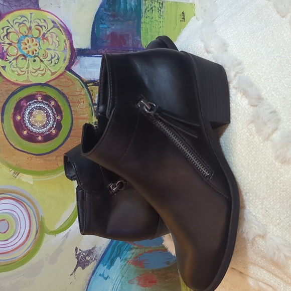 Arizona Cadman Women's Bootie Black Nwot SZ 7.5 - Picture 1 of 9